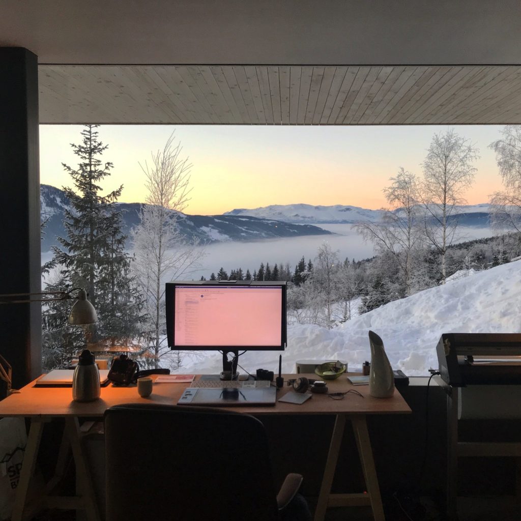 DRØMMEKONTOR: På hjemmekontoret i Vestre Slidre i Valdres ligger alt til rette for å slippe kreativiteten løs.